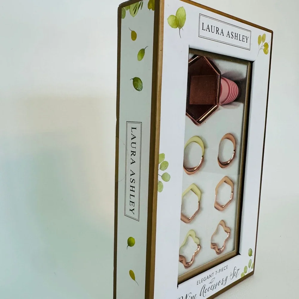 Laura Ashley Elegant 7-Piece Wine Accessory Set Bottle Stopper‎ Charms